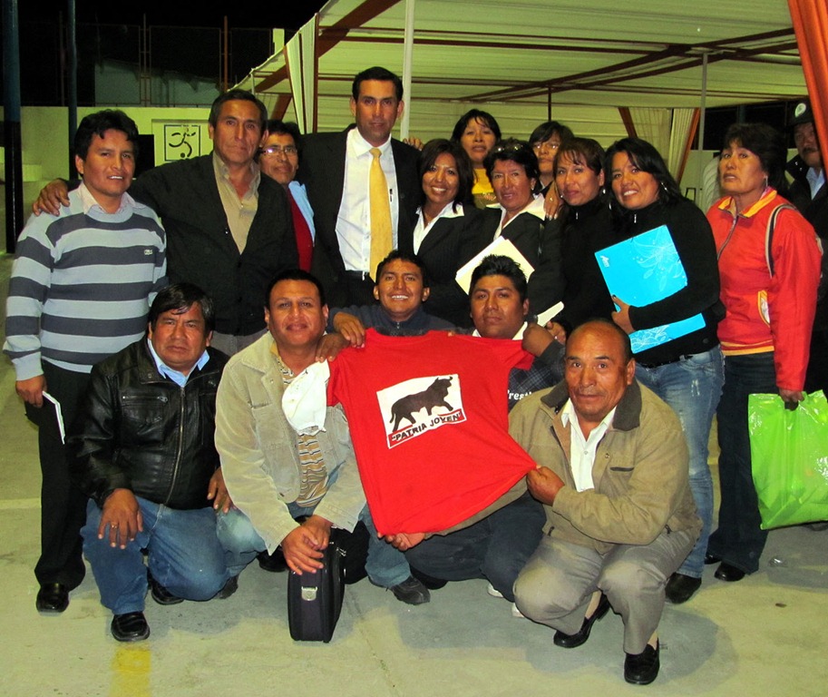 [el presidente javier alvarado rodeado de sus militantes. Allí se puede ver más de un proveedor actual de la regional[4].jpg]