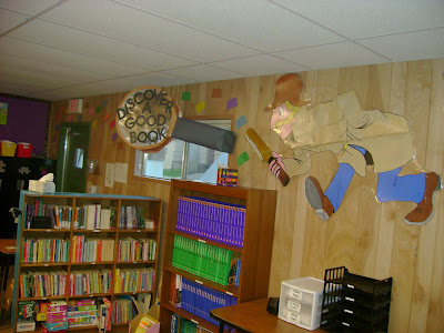 This was how I originally had my library...way back in my first year of teaching :) See how all the books are just lined up? Kids have a really hard time finding books this way, let me show you a better way!