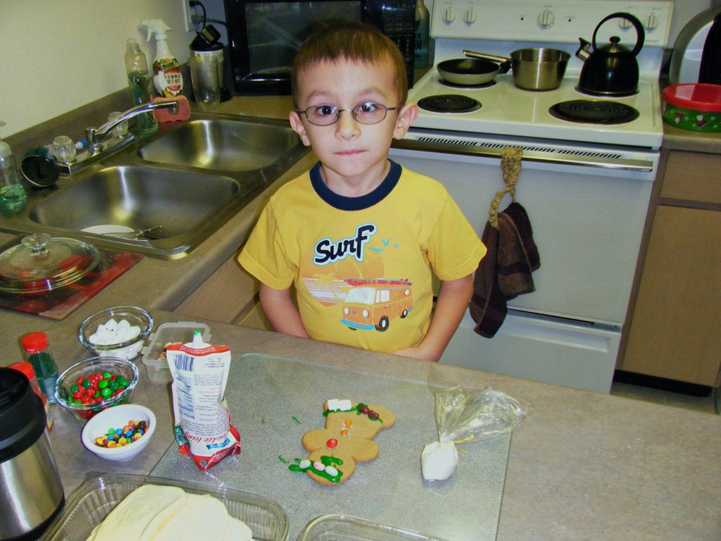 [12-23-2010 decorating cookies (1)[3].jpg]