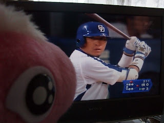 パオロンぬいぐるみと一緒にテレビ観戦