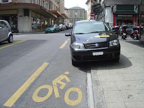 L'hybride, un classique, on s'en lasse pas : La voiture moitié piéton, moitié vélo.