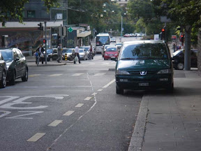 Contresens cyclable, Avenue Peschier. Tous les jours il y a au moins une voiture parquée sur la bande cyclable de l’avenue Peschier…