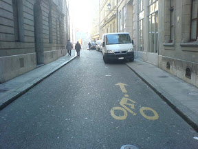 Contresens cyclable de la rue de l’Hôtel de Ville « Une file ininterrompue de voitures ! Bien malin celui qui repère le contresens cyclable sous les voitures (la 2e photo est flagrante) ! On a pas intérêt à croiser une voiture ou un camion (j’ai failli) à la montée… » Merci à Florian pour les photos!