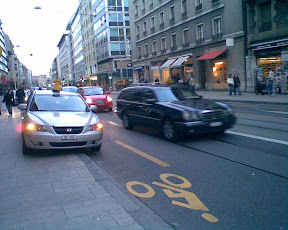 Rue de Lausanne, inauguration de la piste anti-cyclable: épisode 4. Photo: dani