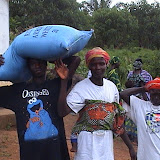  &ndash; Distributing rice 2005 (James Mansaray, photographer)