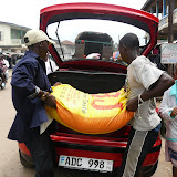  &ndash; loading rice in car in Makeni.......© 2007 NHA photos