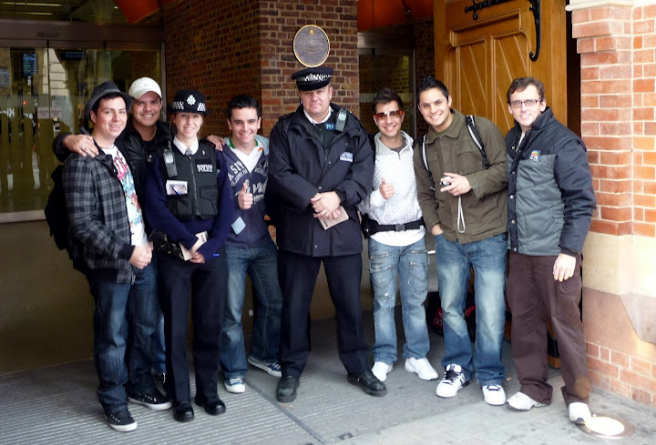 Foto com a policia que parou a gente em Londres