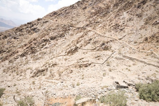السور و من عند الغامق اللي فوق تقريبن يبدا الطريق اللي باليد