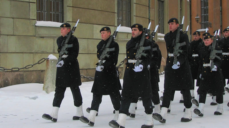 Дремлет притихший северный город