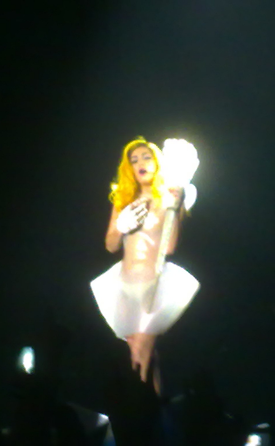 [Lady-Gaga-Torino-cellulare-0685.jpg]