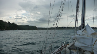 Einfahrt zum Rio Chagres. Links ist Fort San Lorenzo zu sehen, rechts ist das Lajas Riff nicht zu sehen.