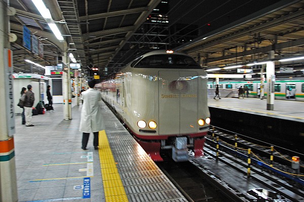 正在駛進東京駅的サンライズ出雲・瀬戸