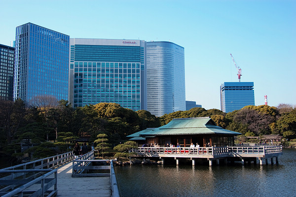 後面的是日本通運本社ビル和CONRAD東京酒店