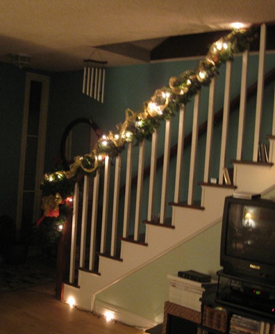 [120809 staircase garland[2].jpg]