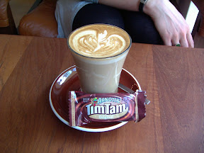 Flat White und Tim Tam 