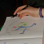 Agata rysuje Pampra w księdze schroniskowej.