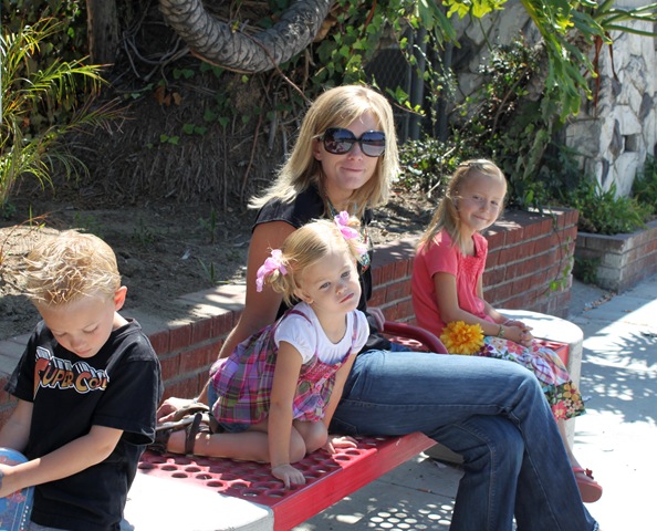 [waiting for bus 9-10-2010 12-28-14 PM[3].jpg]