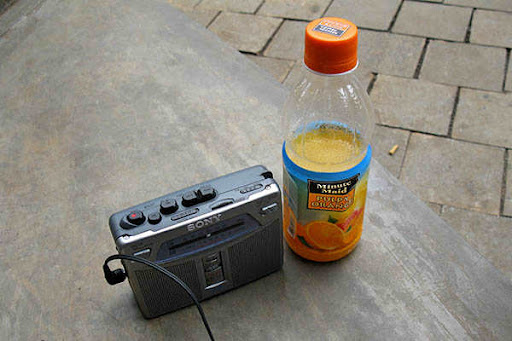 Menikmati Pulpy Orange sambil mendengarkan musik di Taman Suropati