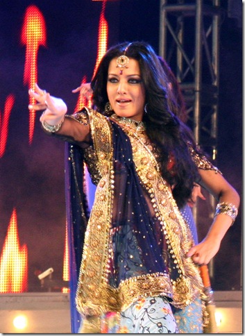 02 Bipasha basu and Celina jaitley’s new year performances  