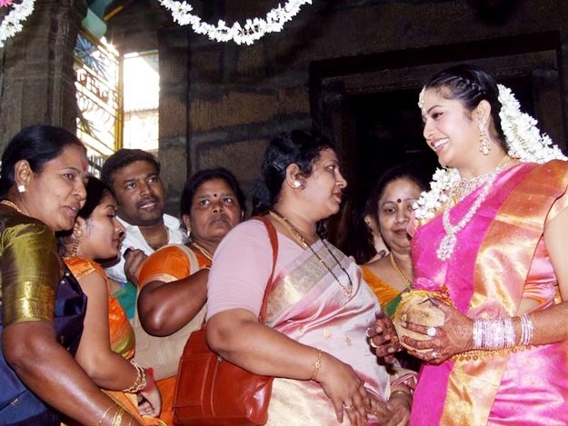 [sangeetha-krish-marriage-wedding-reception-stills-27[3].jpg]