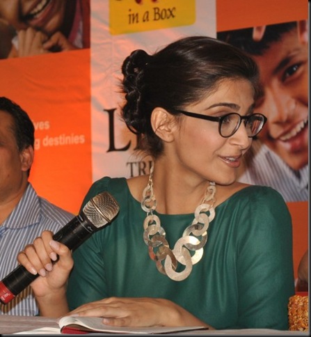 Sonam-Kapoor-at-Christmas-celebrations-1-500x542