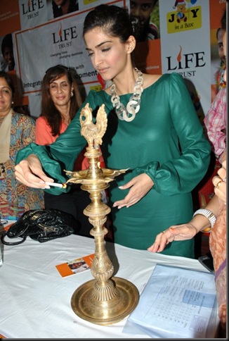 Sonam-Kapoor-at-Christmas-celebrations-3-500x745