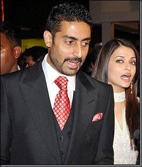 Mr and Mrs Abhishek Bachchan practice the same expression