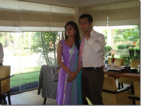 Salman-Khan-and-Asin-on-the-sets-of-Ready-1