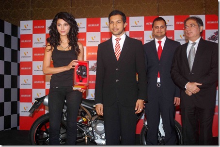 Shruti-Haasan-Launches-Videocon-V6200-Ducati-Edition-Mobile-21
