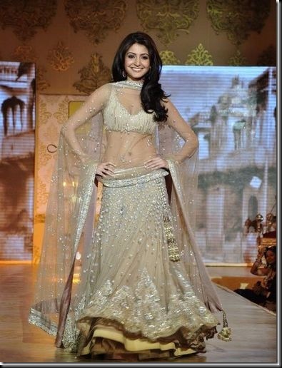 Anushka Sharma looking sexy at Mijwan Fashion show2