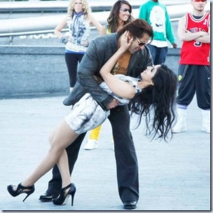 Salman-khan-is-finally-ready-to-kiss-asin Salman-khan-is-finally-ready-to-kiss-asin