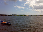 É água doce sim. Rio Tapajós e a Ilha do Amor logo adiante.
