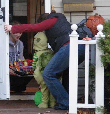 [raking leaves halloween with Raleigh 064[3].jpg]