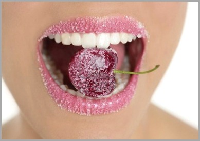 5594436-cherry-con-los-labios-de-az-car-entre-los-dientes-perfectos-mujer-boca-de-macro - copia