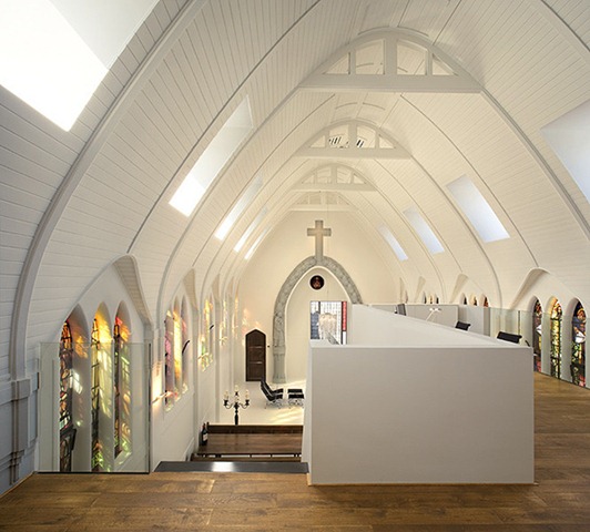 [unusual-interior-design-converting-church-1[4].jpg]