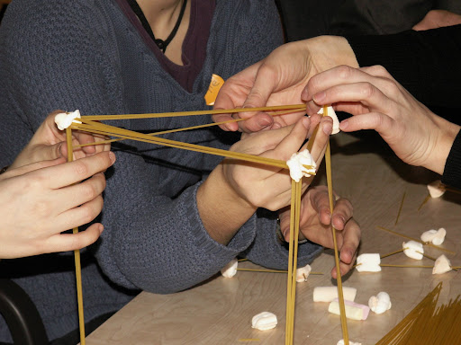 /Immunit bygg forum, red and white crew rot byggen/. /guild byggnader/