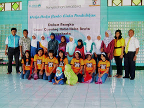 Beasiswa Anak Yatim dan Dhuafa Merupakan Program Beasiswa bagi anak yatim dan anak yang kurang mampu Al-Azhar Peduli ummat Solo Baru bekerja sama dengan hoka-hoka bento..