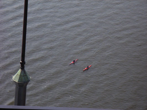 Two guys playing canoes, very frequently seen in Stockholm. 站在钟楼上看到下面有两个人在玩皮划艇，在斯德哥尔摩经常能见到有人玩皮划艇。