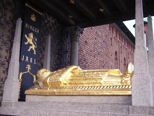 A magnificent coffin, I guess it should be one King of Sweden. 一个金光闪闪的棺材，似乎是瑞典历史上某位国王的，我没时间做过功课，所以不知道是什么国王的。