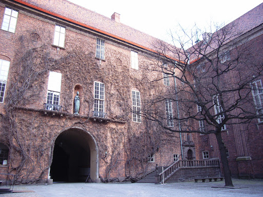 Inside the courtyard of City Hall, bostonivy on one wall. 市政厅的大院里面，有一面墙上很多爬山虎.