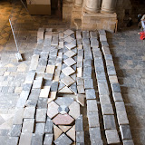 Detall de l'enllosat presentat i numerat a l'entrada de la Catedral. enllosat acabat.jpg