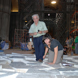 L'Aureli Álvarez i l'Anna Gutiérrez examinen els tipus de pedra de les lloses de la Catedral. anna guti 1.JPG