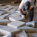 Netejant els laterals de les pedres. Netejant els laterals de les pedres.jpg