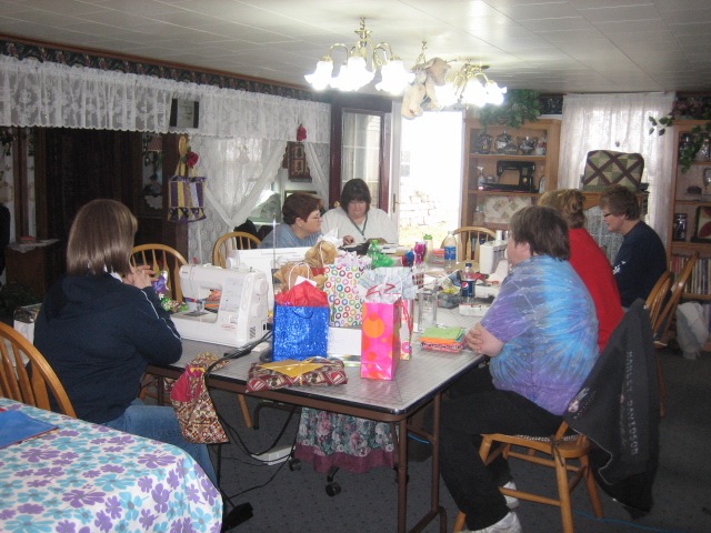 [march quilting and dressers 005[2].jpg]