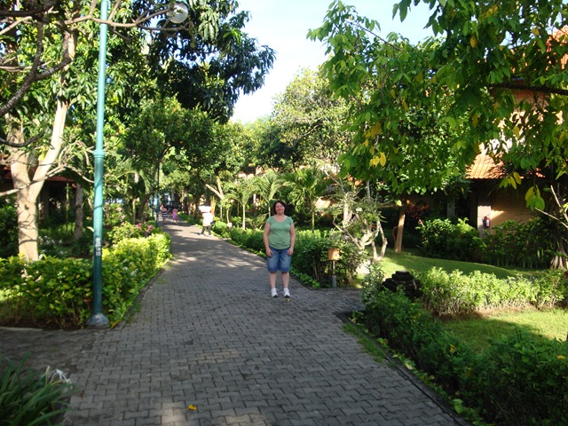 [on the way to breakfast[4].jpg]