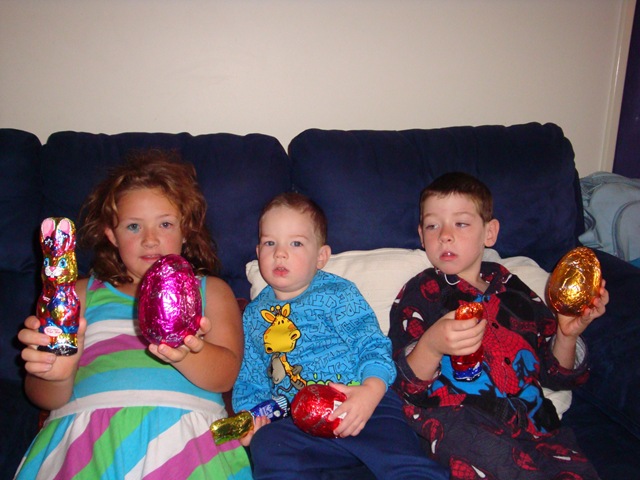 [kids and eggs[4].jpg]