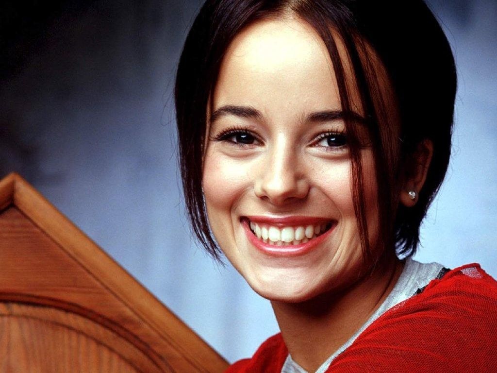 [Alizee 1024x768 6 desktop stars wallpapers[2].jpg]