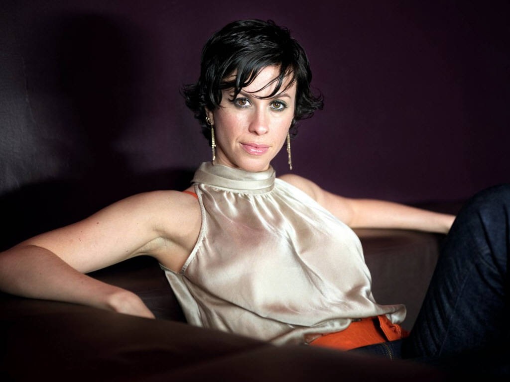 [Alanis Morissette 1024x768 13 high quality celebrity wallpapers[2].jpg]