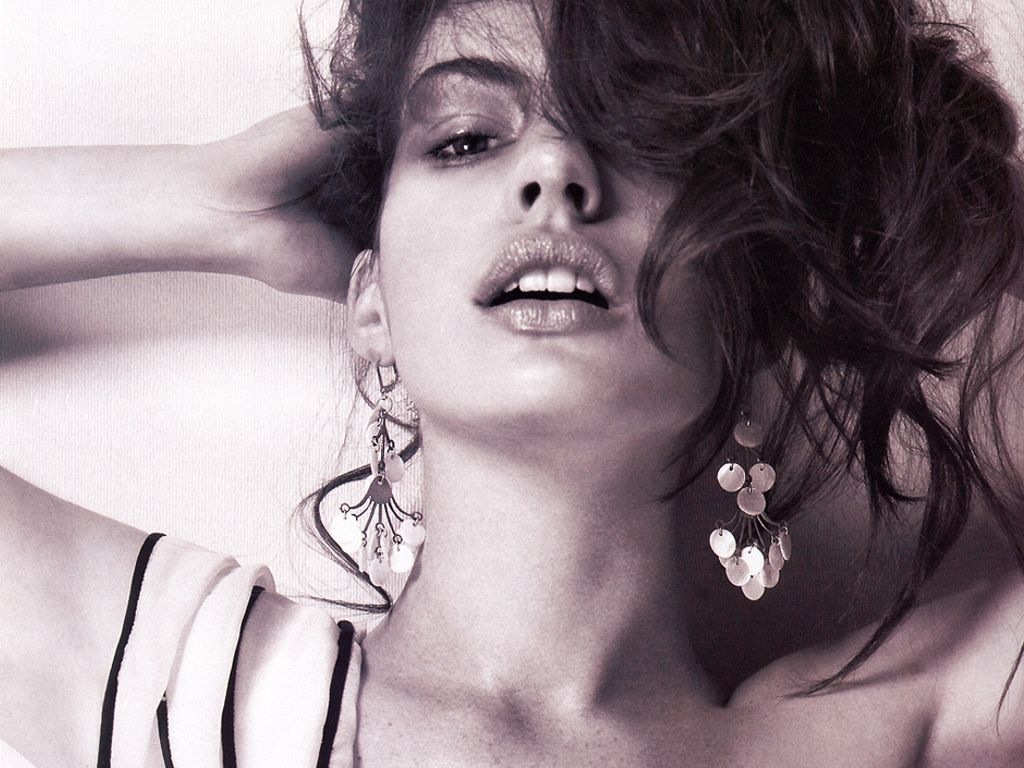 [Anne Hathaway 7 1024x768 unique desktop wallpapers[2].jpg]