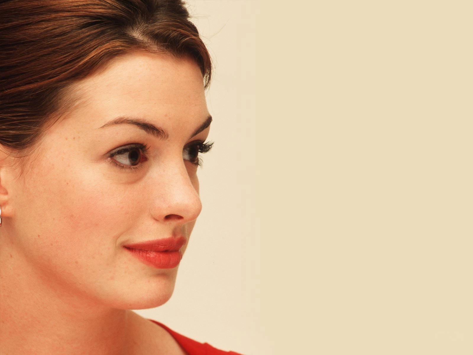 [Anne Hathaway 37 1600x1200 unique desktop wallpapers[2].jpg]